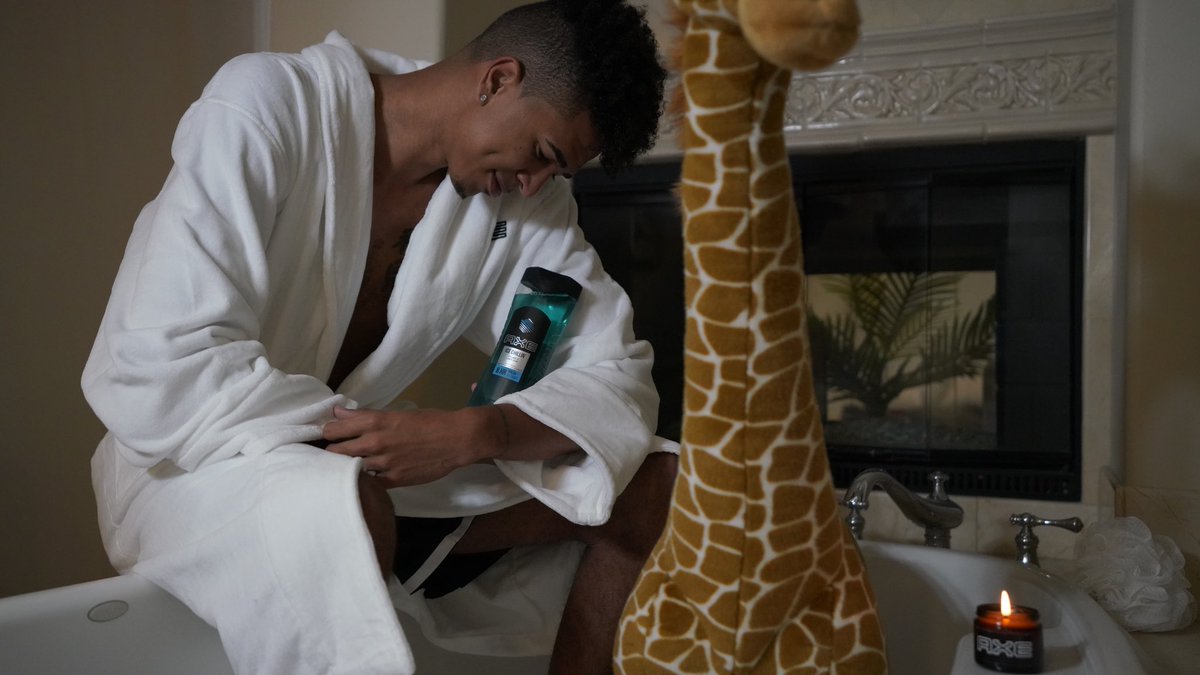IamKrisLondon's tweet photo. Major props if you can recognize my inspo for this pic! #AXEParnter
When I’m not on the court, I need to take some downtime to recharge. #Bathsculinity is a new attitude for guys to look and feel like their most confident selves #ad https://t.co/JD3ZQNiDaj