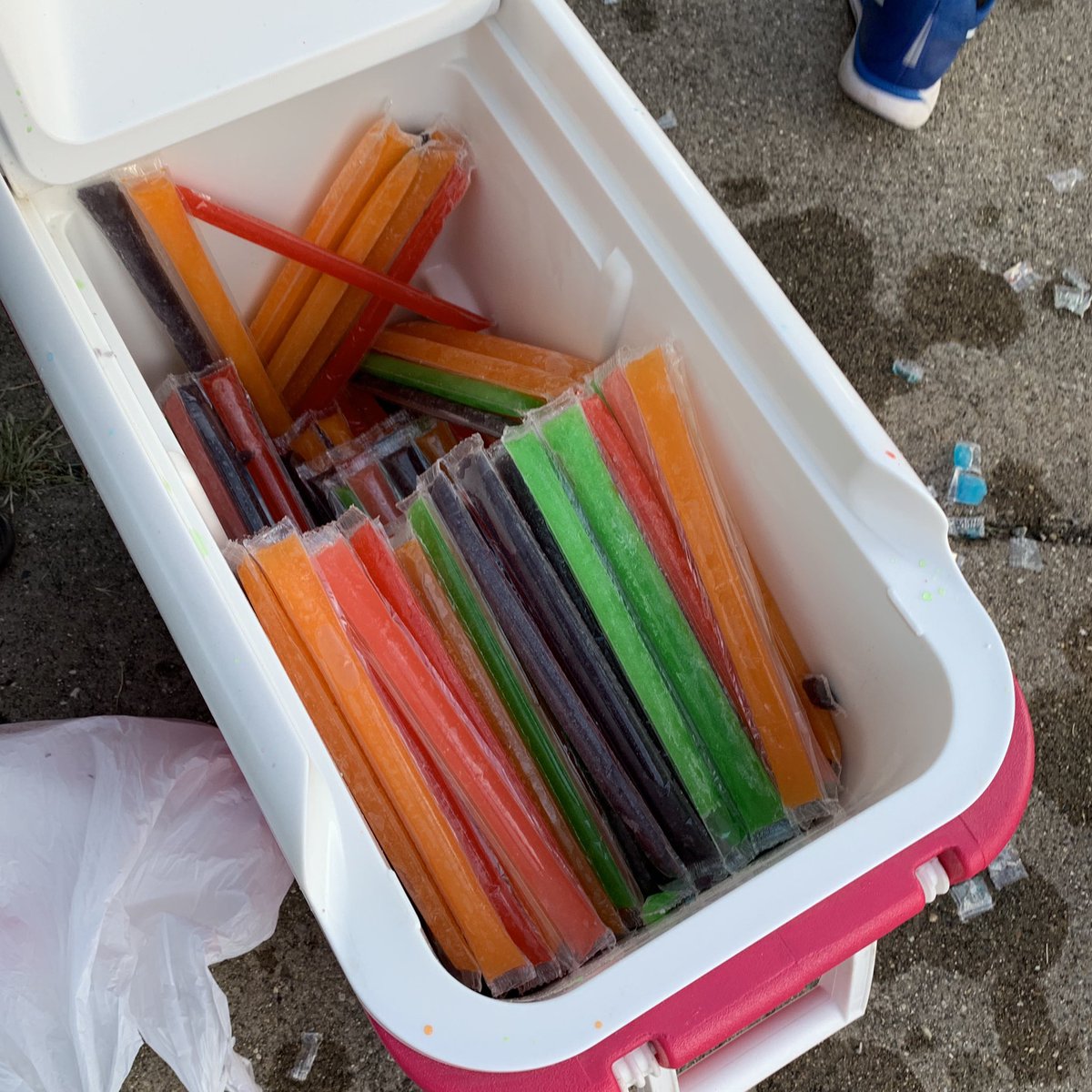 MillerAud's tweet photo. We dropped by the practice field earlier tonight to show our appreciation—with ice pops and signs. #SoundOfWestern #BroncoMarchingBand https://t.co/6zWz9Bet01