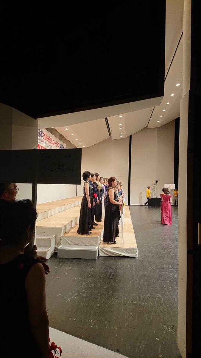 JCA_from1948's tweet photo. 【#おかあさんコーラス】

ついに開演！

金沢特別男声合唱団の力強い演奏で幕開け。

続いて「キユーピー3分クッキング」のテーマ曲に乗せて、出演団体がステージへ！

ステージに映える色とりどりの衣装が素敵！ https://t.co/Km8kBCj6Jz