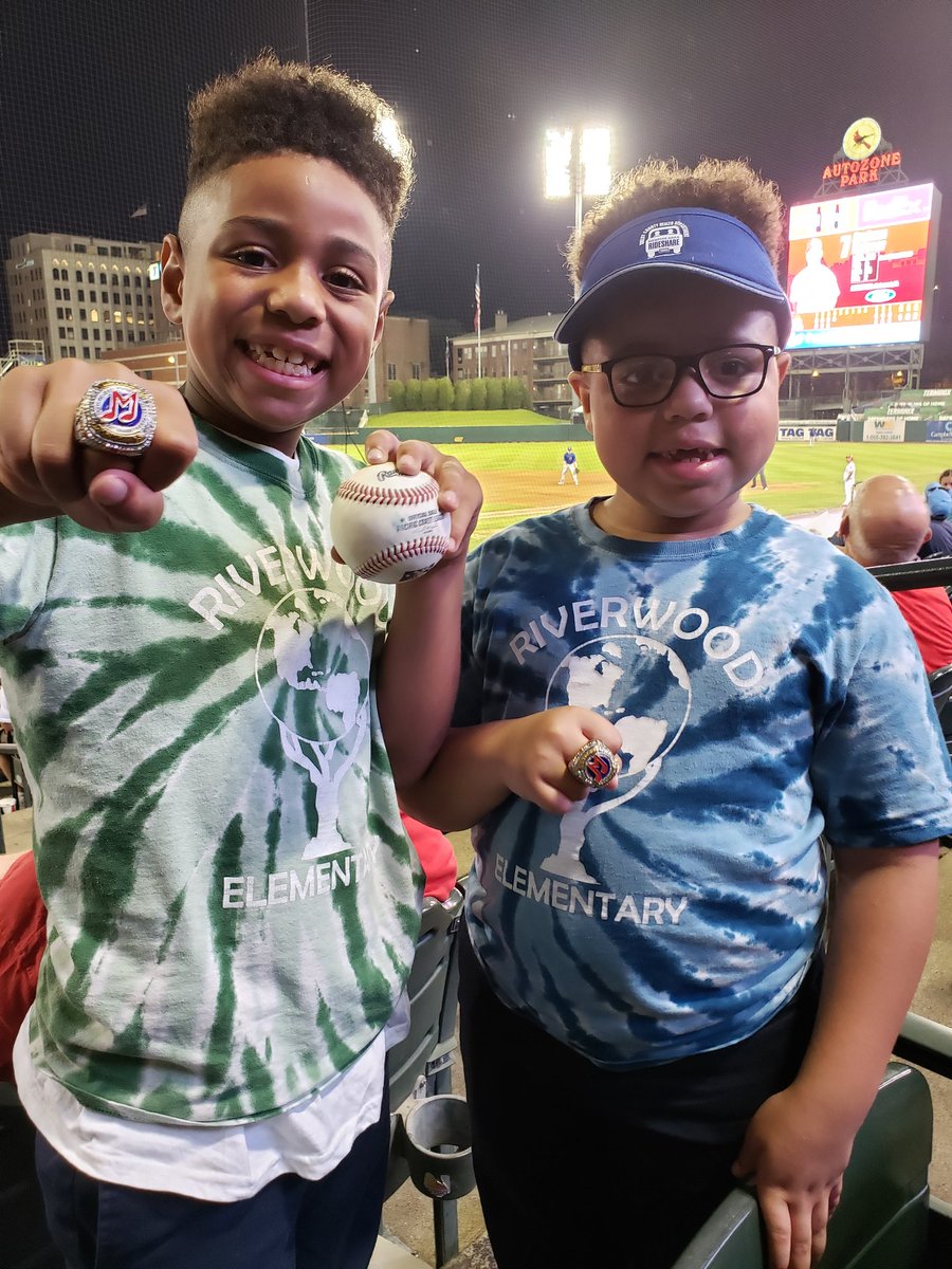 RonneAdkins's tweet photo. Boys having a blast @memphisredbirds game! Championship Ring night!! #RingDay https://t.co/uv6xwqXv66