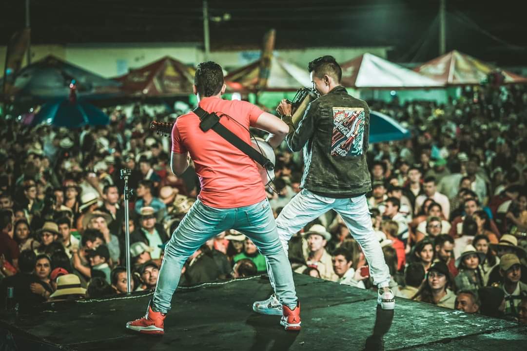 LosKRamones's tweet photo. #Villanueva #Santander fue muy emocionante celebrar en casa nuestros primeros 5 años como grupo 🎂 Gracias🙏🏻 #ChocatonJullero #ClapperProductora #TocaEstudios #ElJueton #LuchiniSuarez #LosKRamones #BailaCarranga #Carranga #MusicaColombiana https://t.co/cbfgE022tX