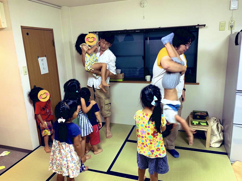 kobe_kaiundo's tweet photo. 海運堂の昨日の実家部、砂田家含めて大人１１名こども１３名で夜ご飯をいただきました。食事後、抱っこしてもらうアトラクションに並ぶこども達。お疲れ様でした #ニシさん #イトウさん https://t.co/ErlKPiAFPc