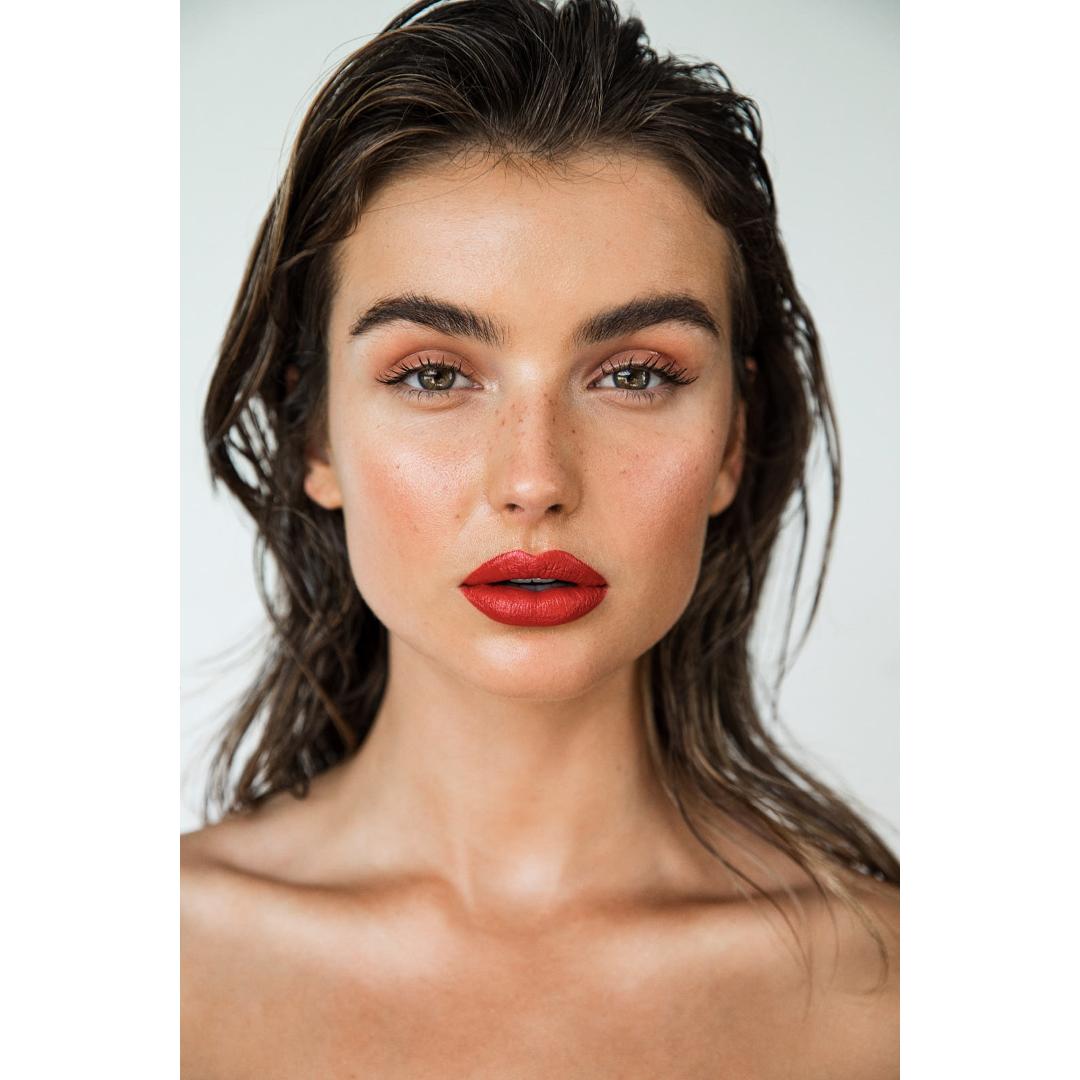 We're so excited to see PennyAntuar | Hair+MakeupArtist's world-famous beautiful glowy skin and bronzed peachy makeup techniques today! Are you attending her 'Mastering the Glow' Look 'n' Learn? Head to the Professional Skills Stage and catch her in 15 mins! 😍