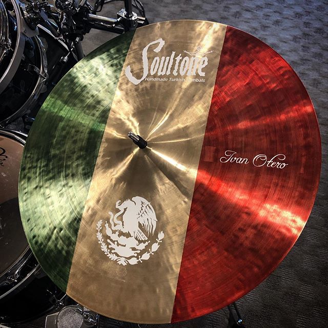 SoultoneCymbals's tweet photo. #vivamexico #soultonecymbals #customcymbals #mexico #flag #drums #drummer #cymbalsporn #handmade https://t.co/vCzYQupUcg https://t.co/2IOLqZedQ2