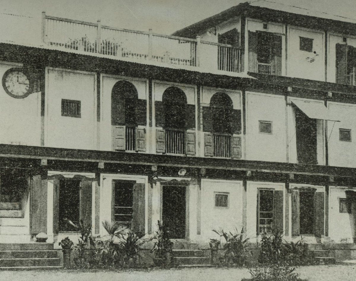 tilakarchives's tweet photo. The famous Vinchurkar Wada in Pune.

Lokmanya started 'Kesari' here in 1881.

Lokmanya himself lived here as a tenant till 1903.

Swami Vivekananda stayed here as a guest of Tilak's in 1892.

Lokmanya started the city's first community Ganeshotsav celebrations from here in 1894. https://t.co/uZWmmjHNdp
