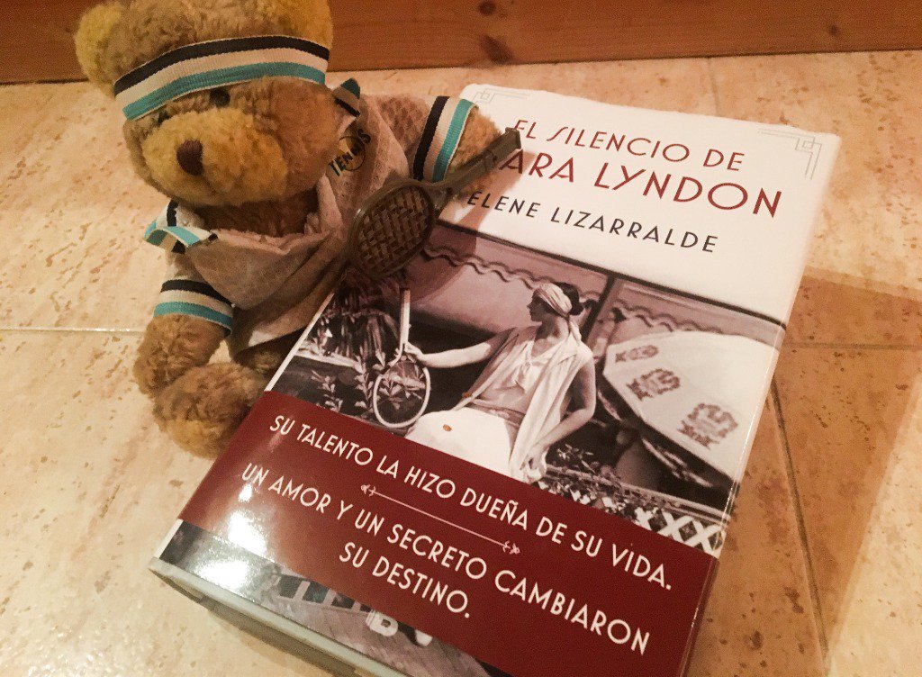 Arantxasgg's tweet photo. 📚 La novela de @EleneLizar es una preciosa historia de lucha y superación de la primeras raquetistas profesionales de nuestro pais.

Después de una ardua investigación, nació este magnifico libro.

   👉  https://t.co/G4JQlKX1ln 👈

#ElSilencioDeClaraLyndon #LibrosConAlma https://t.co/4W7vkAnRC1