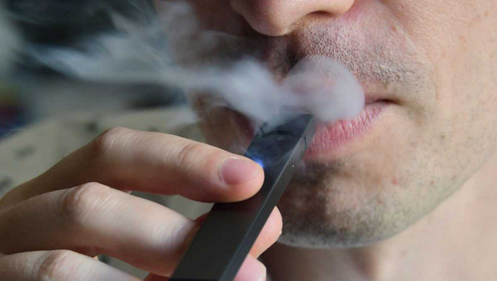 WTAE's tweet photo. Patient's death may be first in US tied to vaping https://t.co/ie6ngkDF23 https://t.co/kTizBBWeWp