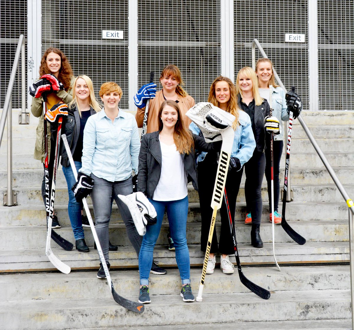 SwissHockeyGirl's tweet photo. #EHCPostBern - Eishockey ist deine grosse Leidenschaft? Willst du Teil einer coolen Truppe werden – auf und neben dem Eis? 👯 Dann bist du bei uns genau richtig!
Bist du dabei? Dann melde dich bei uns via PN oder per Mail an damen-ehcpb@bluewin.ch.
Bitte teilen, teilen, teilen! https://t.co/96e5SSsMuL