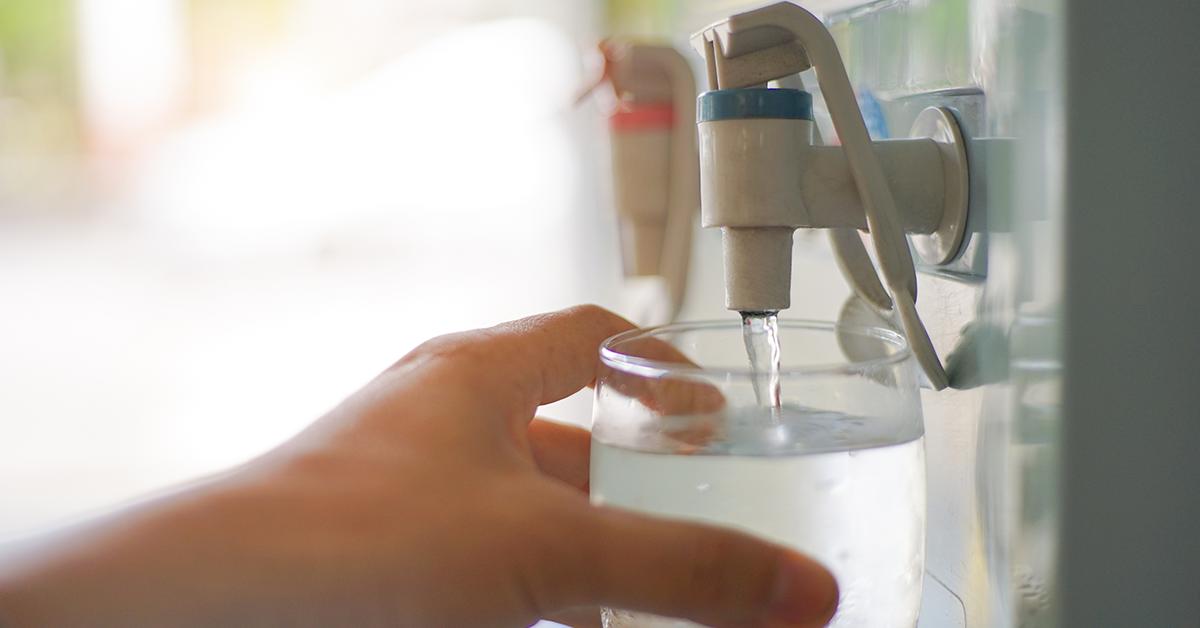 IndeedAU's tweet image. Encourage your company to remove single use plastics from the office, like bottled water. Instead keep re-fillable jugs in the fridge for everyone to use. #KABweek