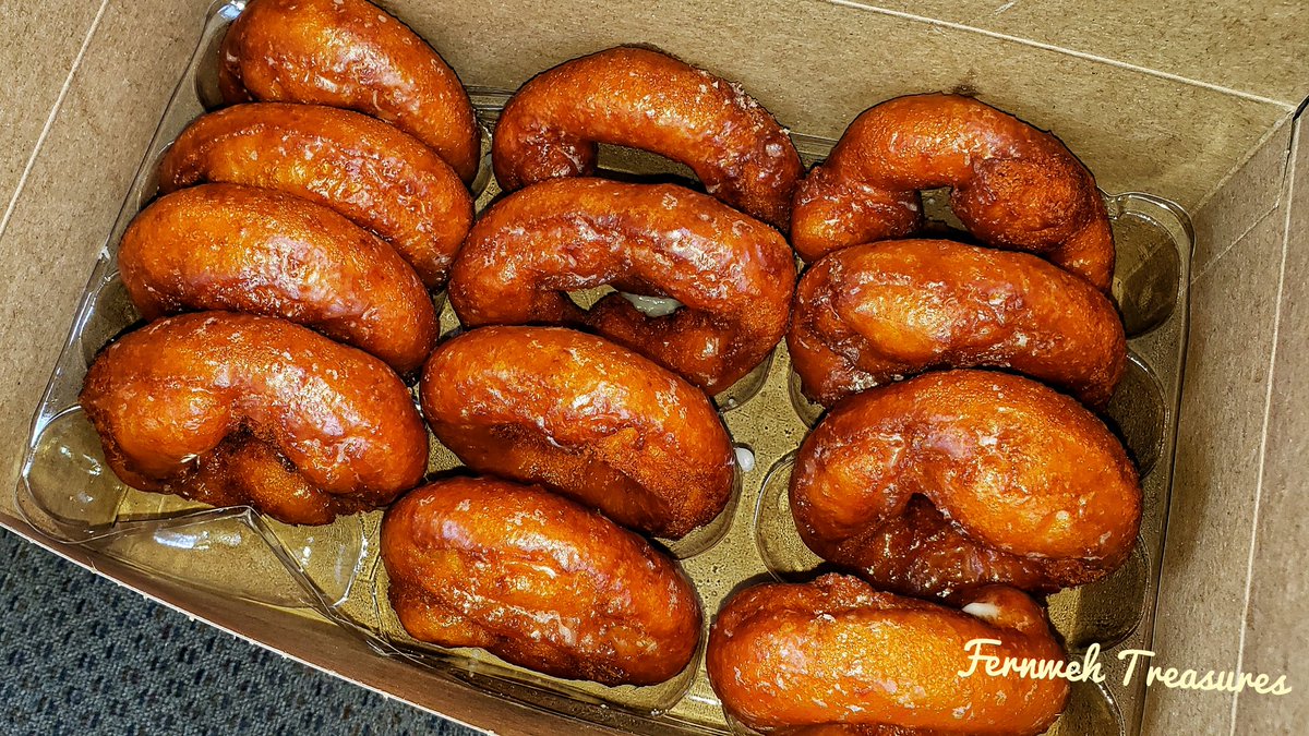 MorriganFrey's tweet photo. Got me some World Famous Horse Show Donuts today and Leo and I walked around the barns some #walkinghorsecelebration #shelbyvilletn #bedfordcounty #twhnc #tennesseewalkinghorsenationalcelebration #midtn https://t.co/RSrYLLZvHm
