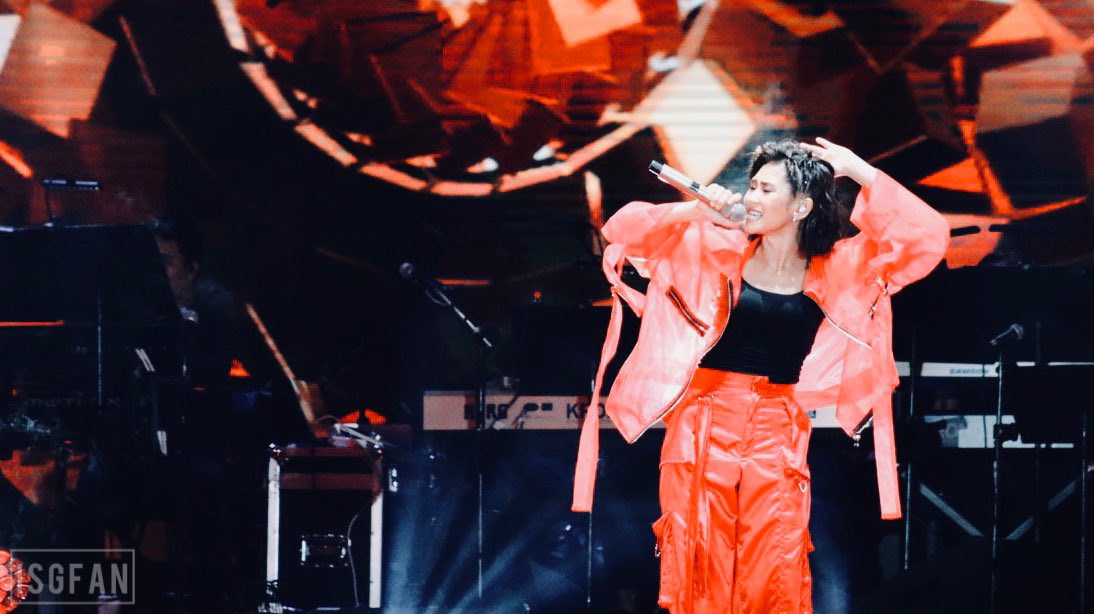 iSGfan's tweet photo. QUEEN SG 👸🏻 #CokeStudioMusicFestival @JustSarahG https://t.co/uwWRazrK6B
