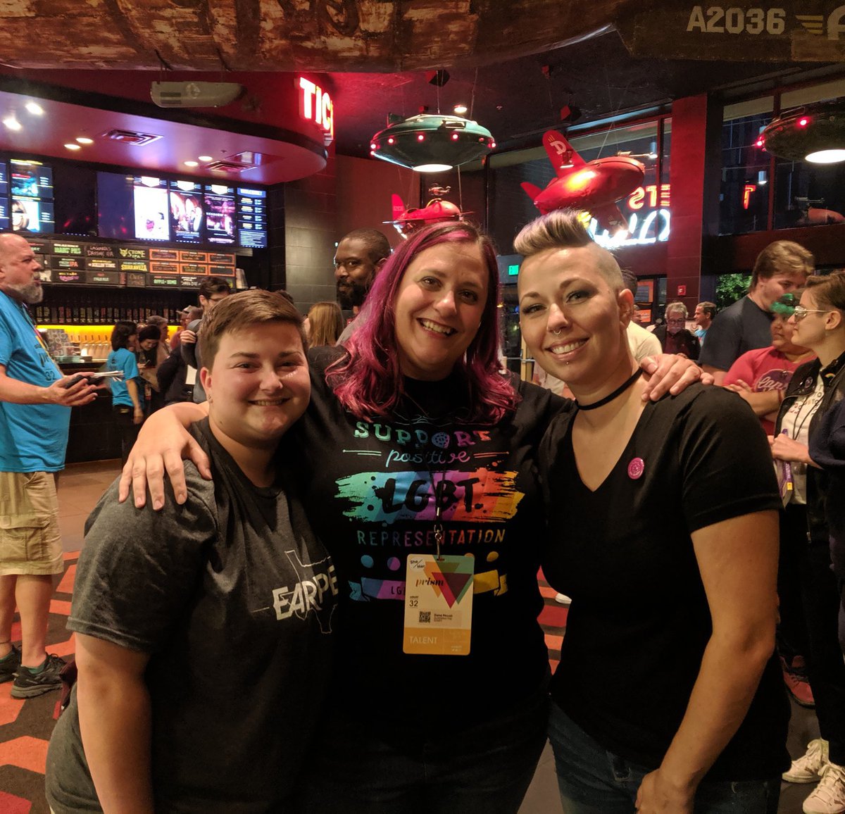 nicwolf_15's tweet image. had the pleasure of seeing #QueeringtheScript and meeting the lovely @DanaPiccoli 

Dana, it was such an honor getting to talk about queer representation in TV with you! thanks for the ice cream!! hopefully we can do it again soon ❤ safe travels to Brazil!