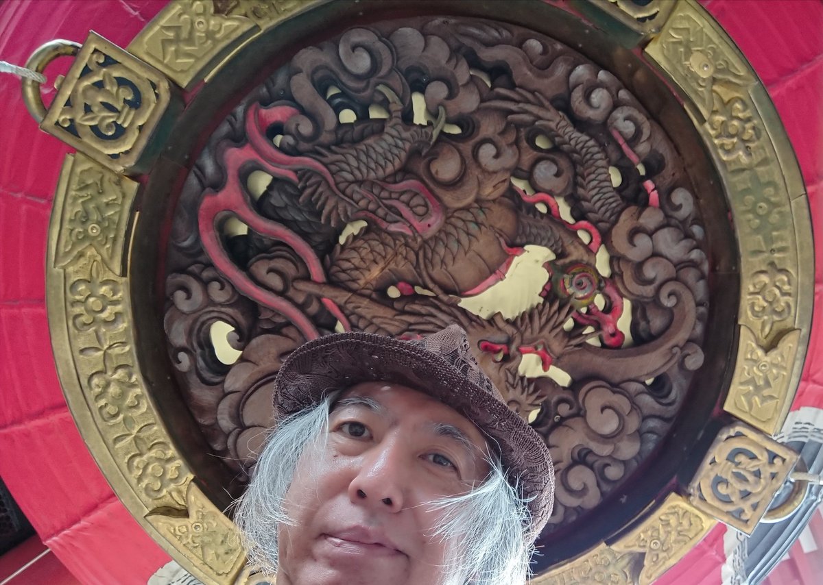 kazbarque's tweet photo. 浅草
雷門の提灯の下でパチリ
今日は提灯の前の怪しい建造物、浅草観光文化センターで展示中の友人のおくつを見にきた
上からの眺めはまずまず
#MAYOU https://t.co/xhtKhvkdIr