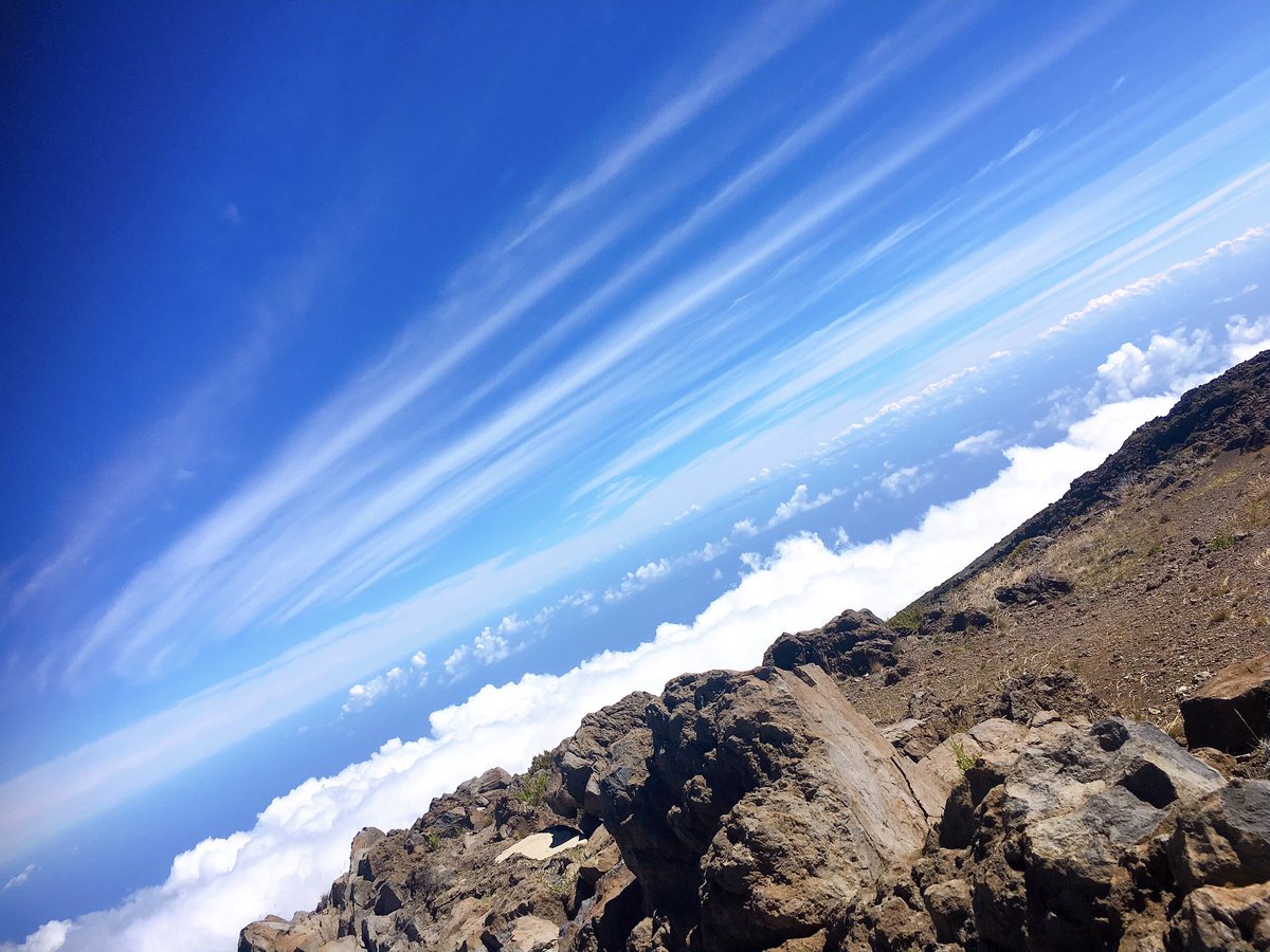 Biyou3tabi 雲の上 マウイ島 ハレアカラ山 山頂はかなり寒い T Co Rjcplltpsu マウイ島 マウイ島旅行 ハワイ旅行 新婚旅行ハワイ ハレアカラ山 海外旅行記 観光スポットフォト すごくいい天気だった 雲の上の世界 山頂は寒いよ 絶景