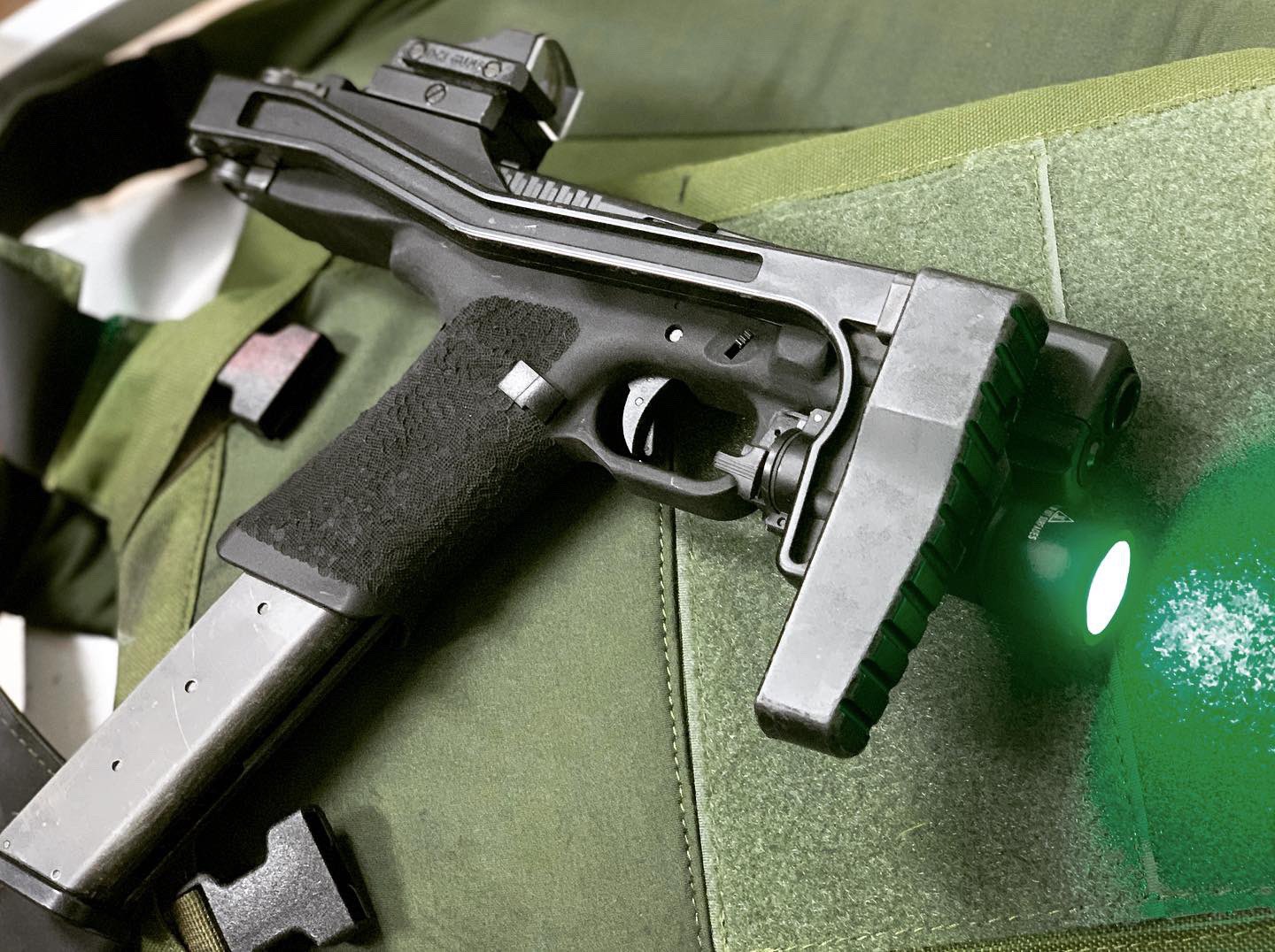 V4 雨男 あなたが銃を製作したら ハンドガンにストック付けがち T Co Smwn1uyrvp Twitter