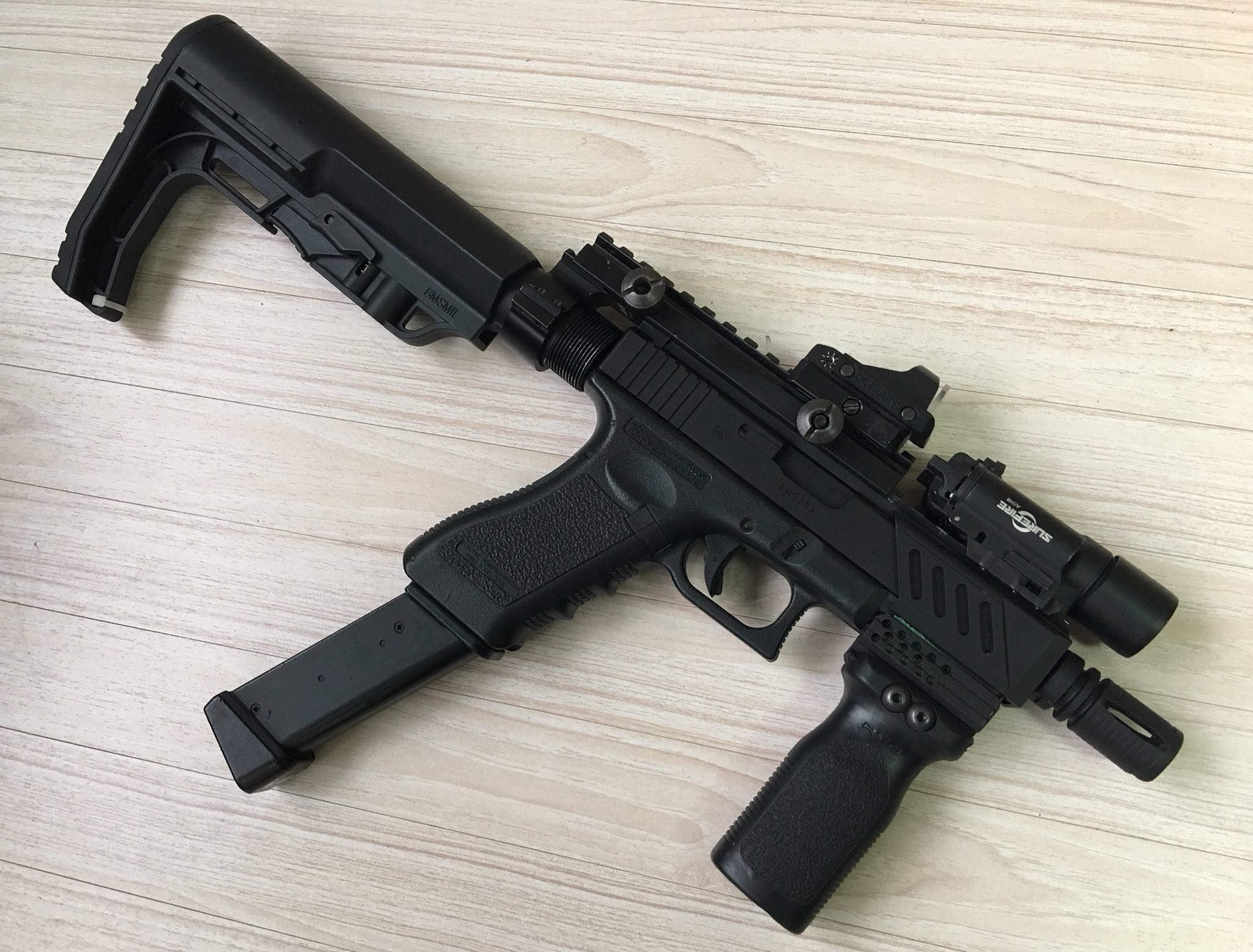 V4 雨男 あなたが銃を製作したら ハンドガンにストック付けがち T Co Smwn1uyrvp Twitter