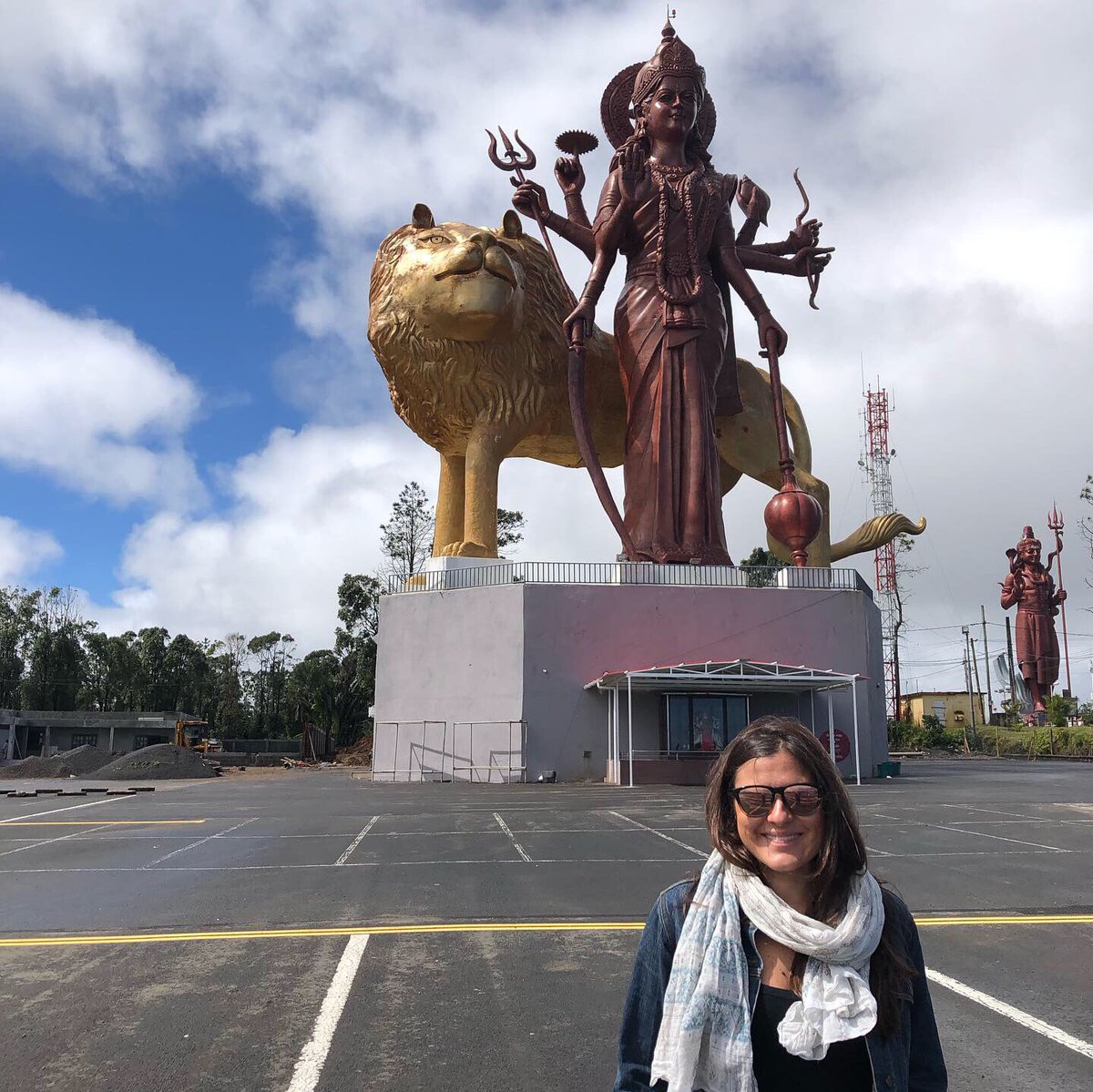 KecaRebeca's tweet photo. #islamauricio #templohindu #grandbassin #lagogangatalao #shiva @charlyperal https://t.co/vhmyJdSjLc