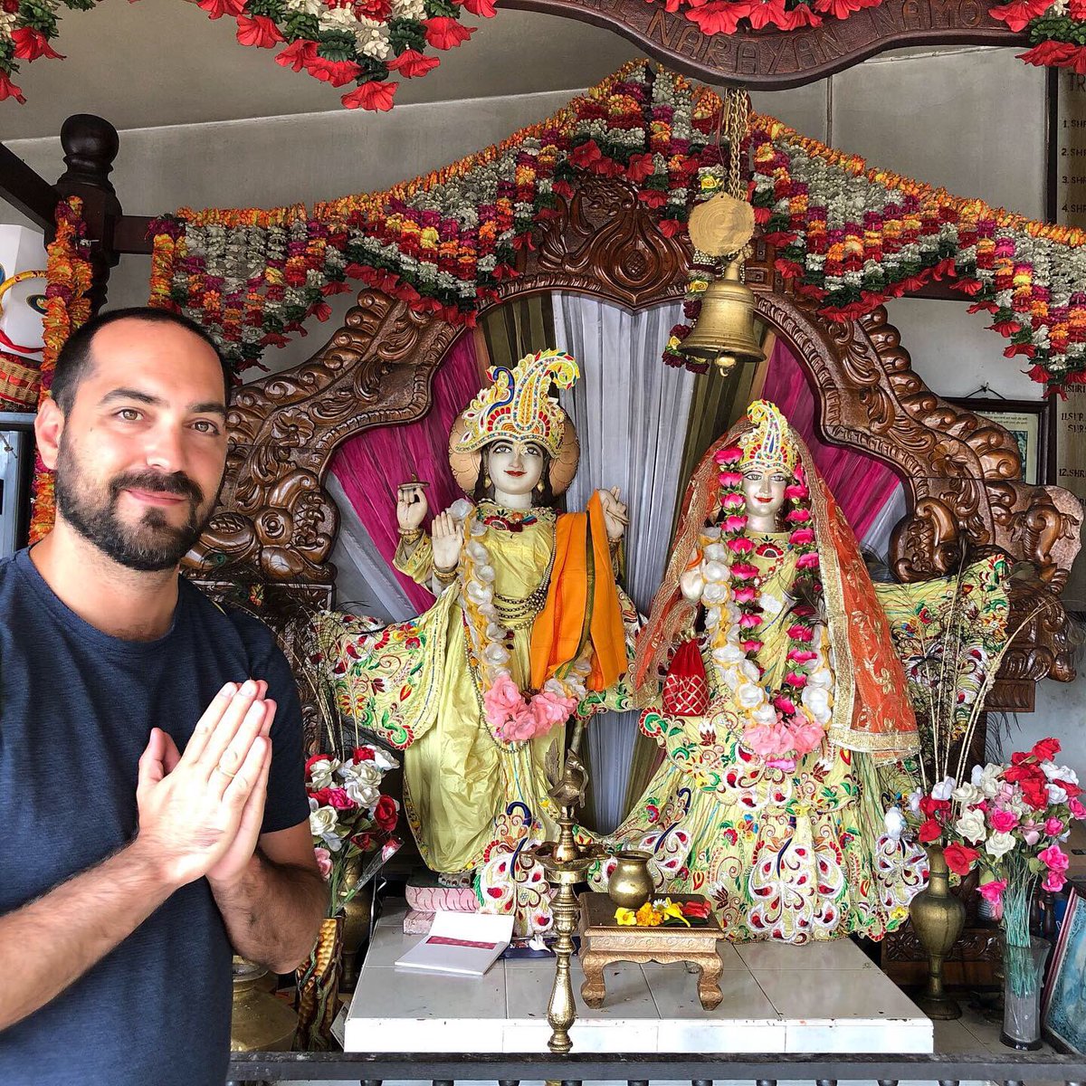 KecaRebeca's tweet photo. #islamauricio #templohindu #grandbassin #lagogangatalao #shiva @charlyperal https://t.co/vhmyJdSjLc