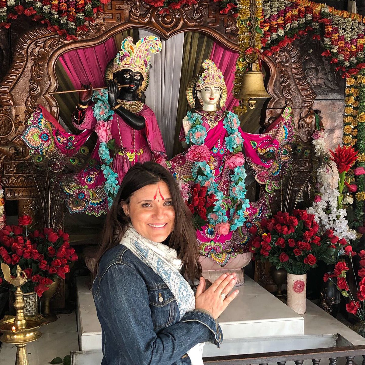 KecaRebeca's tweet photo. #islamauricio #templohindu #grandbassin #lagogangatalao #shiva @charlyperal https://t.co/vhmyJdSjLc