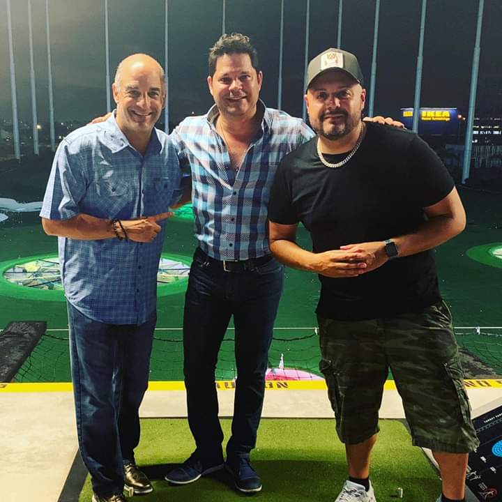 reyruizsalsa's tweet photo. Un encuentro fortuito y la pasamos Fenomenal !!!.
Entrenándonos como golfistas, nunca se sabe🤫@rafaelcaban @efraindavila #reyruiz #reyruizsalsa #fenomenal #topgulf #miami #amigos https://t.co/m30c3LGvsm