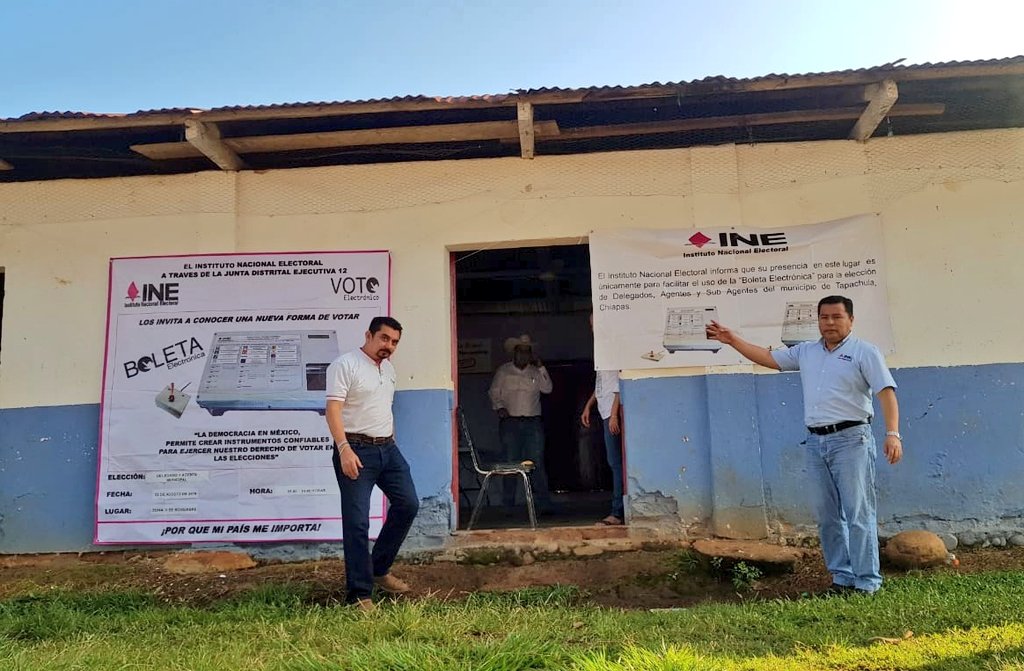 INE_Chiapas's tweet photo. #Hoy personal del #Distrito12Tapachula del #INEChiapas, acudió al Ejido 20 de Noviembre para colaborar con el Ayuntamiento de #Tapachula en la organización y desarrollo de la elección de #Delegado y #AgenteMunicipal con el uso de la #BoletaElectrónica
#ContamosTodasYTodos 🙋♀️🙋♂️ https://t.co/gFJruRP3Zg