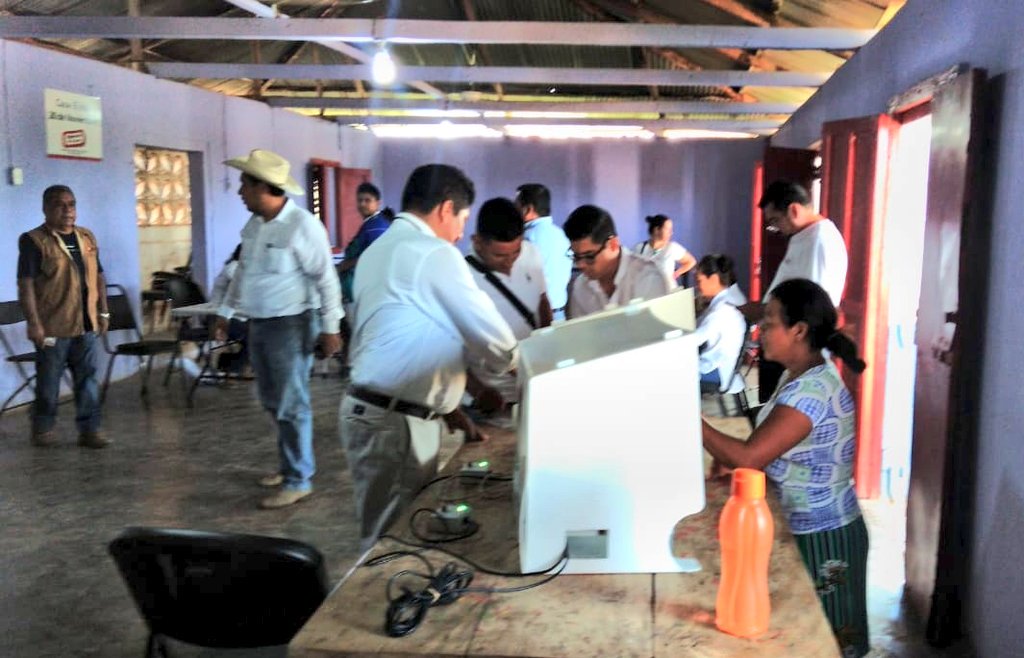 INE_Chiapas's tweet photo. #Hoy personal del #Distrito12Tapachula del #INEChiapas, acudió al Ejido 20 de Noviembre para colaborar con el Ayuntamiento de #Tapachula en la organización y desarrollo de la elección de #Delegado y #AgenteMunicipal con el uso de la #BoletaElectrónica
#ContamosTodasYTodos 🙋♀️🙋♂️ https://t.co/gFJruRP3Zg