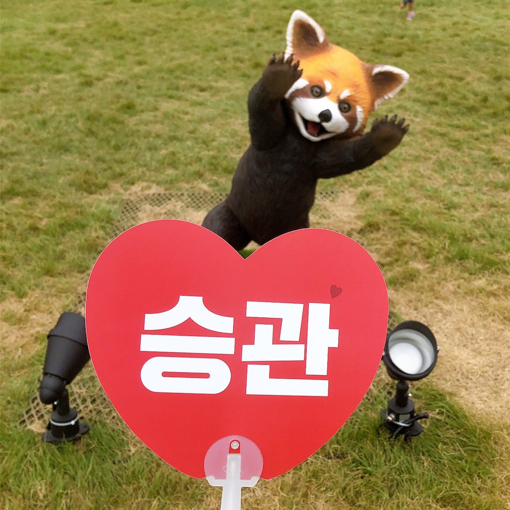 BOOlooming_0116's tweet photo. 🍊나눔장소
SK핸드볼경기장 티켓박스 근처 조형물 앞

🍊나눔시간
08.30(금) 3시 30분
08.31(토) 2시
09.01(일) 1시

🍊당일 티켓 확인
현장상황에 따라 장소가 달라질 수 있으니 당일 공지도 확인부탁드려요❣️ https://t.co/SGi3AavKvP