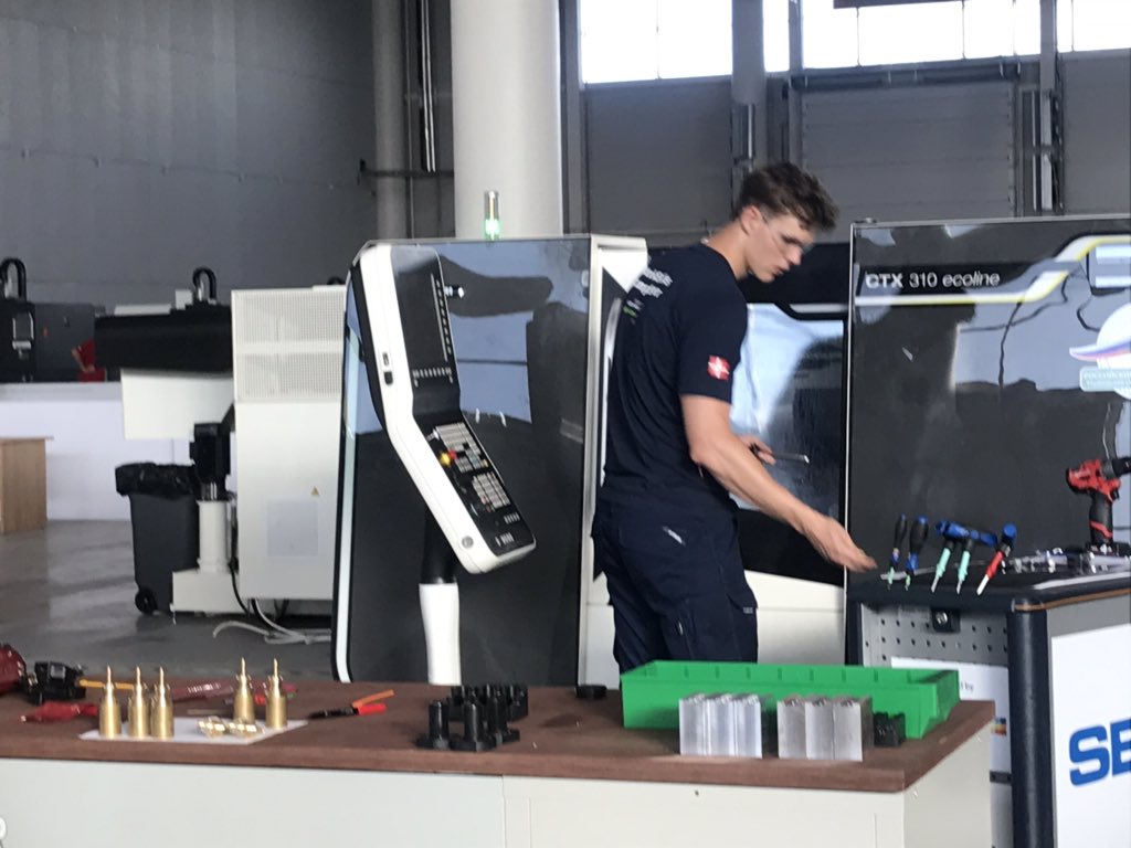 lonefolmer's tweet photo. Først fanebærer for DKs vigtigste landshold 🇩🇰 Nu topklar i kampen med tiden og metallet i industritekniker konkurrencen til #WorldSkillsKazan2019 Casper styrer💪 #uddpol #faglært #eud https://t.co/WDiLpBRqC4