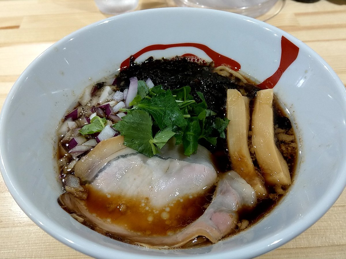 SCA_KUMA's tweet photo. 昼ご飯は麺極燕参上そば鳴神で燕参上背脂煮干そば。
チャーシュー、極太メンマ、三ツ葉、紫タマネギ、ネギ、海苔とトッピングも賑やかで麺が見えへん(笑)
煮干の香るスープが絡むやや太めの麺はしっかりした噛み応え。
美味し♪(^^)
.
#麺極燕参上そば鳴神 
#大阪天満宮 #南森町 #ラーメン 
#煮干し https://t.co/ILgTzgzdGu