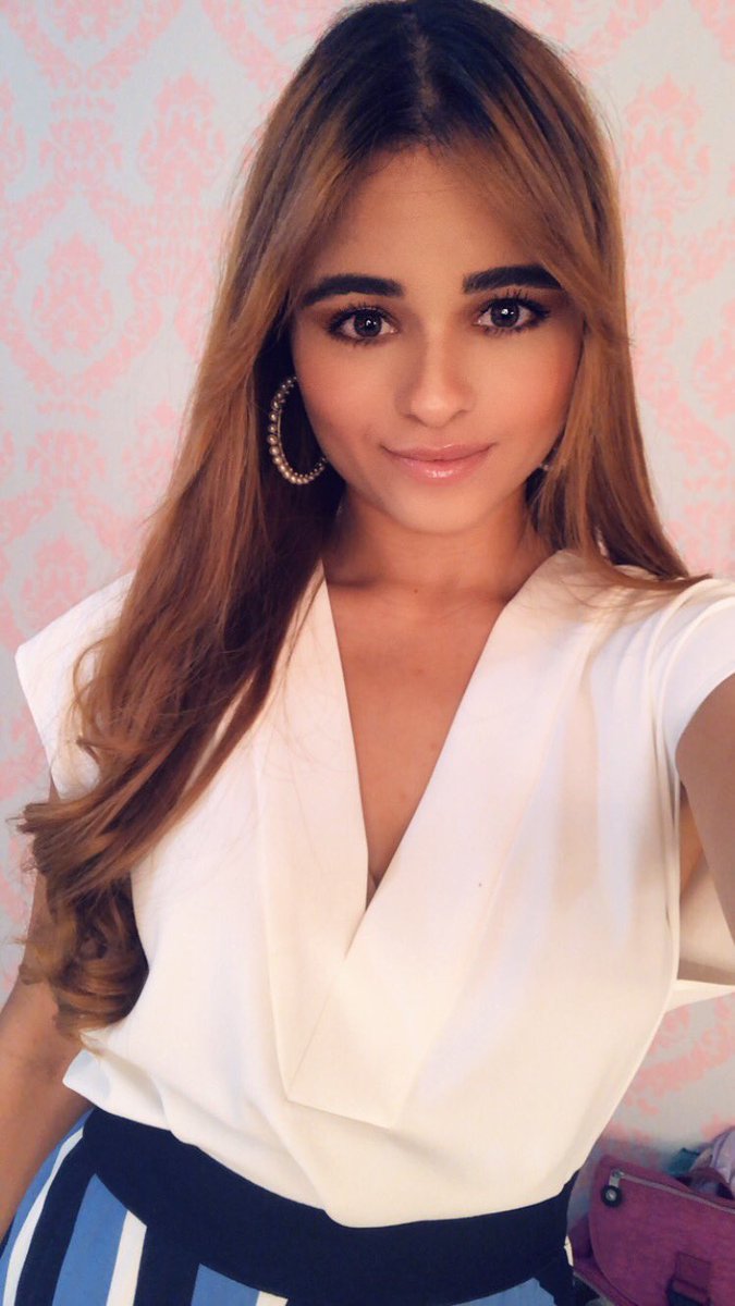 n_bachier's tweet photo. no se da todos los días, pero hoy fue un buen outfit/makeup day 🦋✨ https://t.co/WrxvteWktm