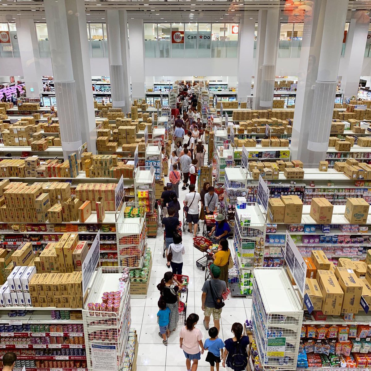 fujiko_f_toshio's tweet photo. 横浜みなとみらいで最安値を誇るスーパー「OKストア みなとみらい店」で1週間分の食材を買い出し。皆さんPayPay払いのランチタイム20%ポイント還元に気付いたか、20台近いレジのうち、PayPay対応レジ4台だけ激混み (^_^;) #yokohama #横浜 #みなとみらい #okstore #オーケーストア #PayPay https://t.co/qkDWaAEO6w