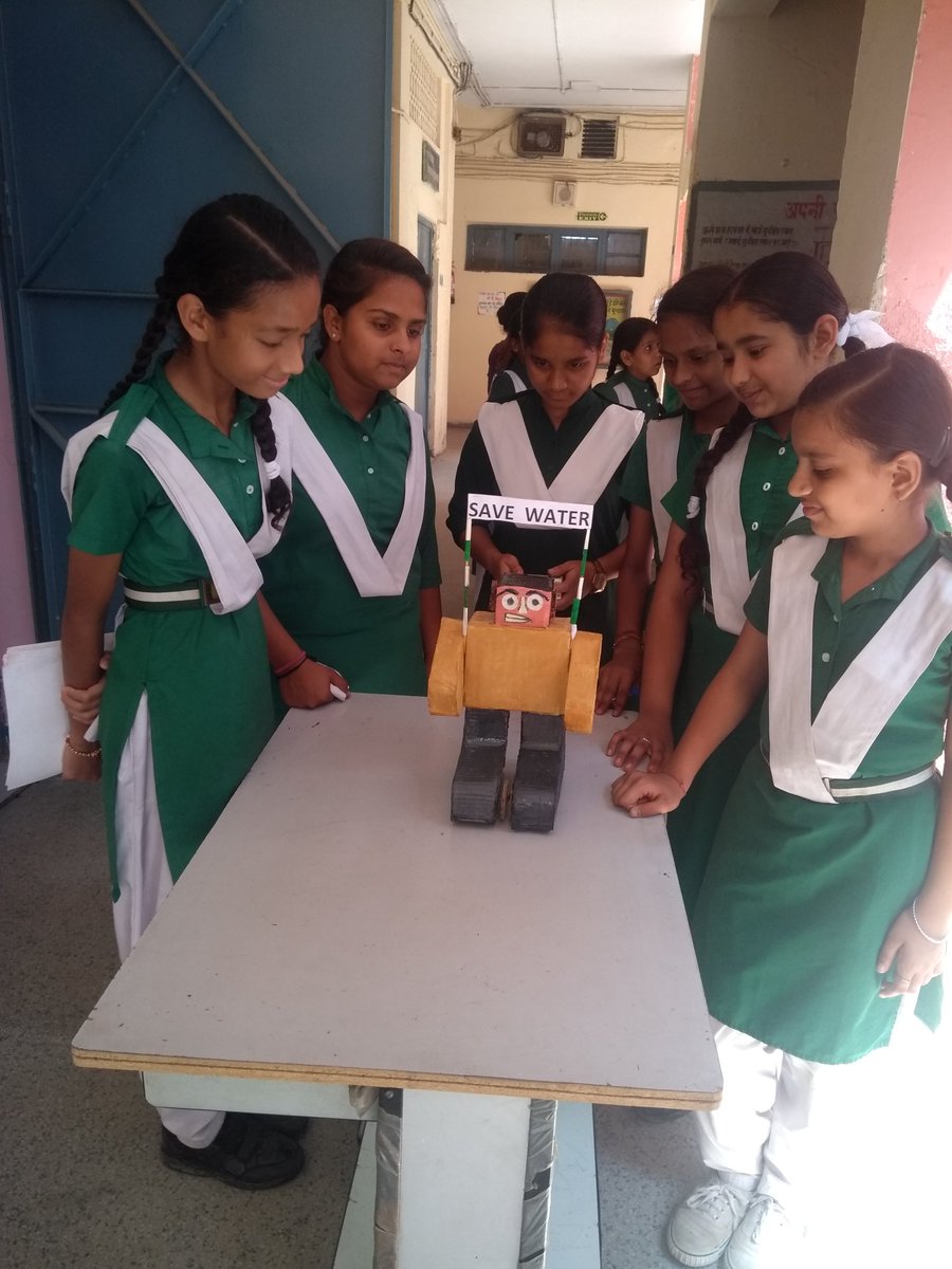 KavitaRani03's tweet image. How proud i feel!
Seeing my students making a working robot out of nothing but waste material
#ProudDelhiGovtTeacher #Teachingaids #Workingmodel #education #EducationMatters
@ManuGulati11