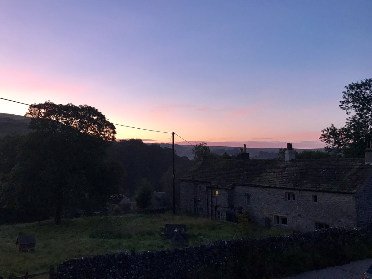 jillhes's tweet image. It’s not every #malhamshow morning we get a sunrise like this #goodforecast ☀️ #fingerscrossed 🤞#malham #yorkshiredales @MalhamShow
