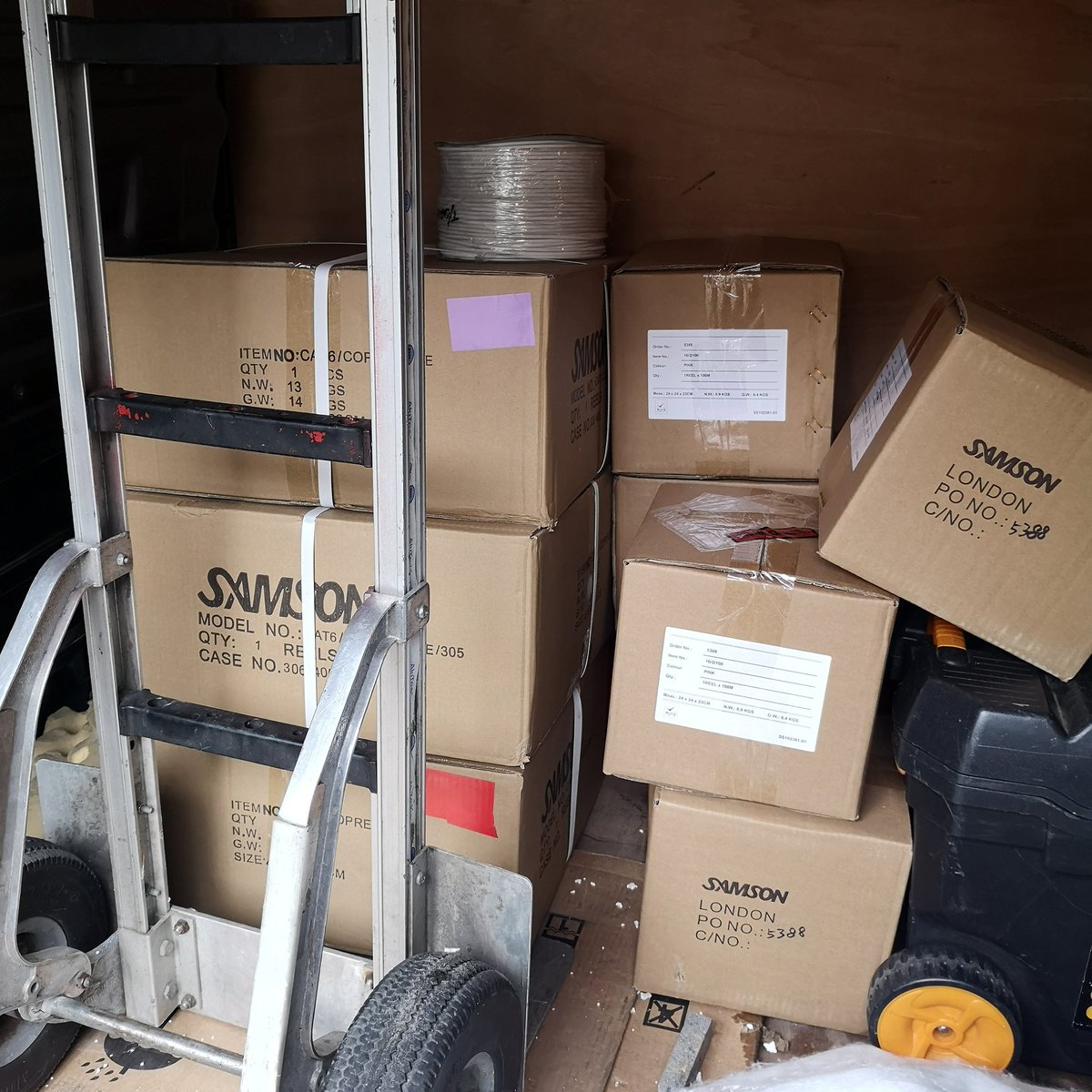AVSDUK's tweet photo. Bankholiday weekend and we have a few hundred meters of cables to pull 👍🏻 wish us luck lol. #avinstall #norestforthewicked #custominstall #multiroom #hdanywhere #sonos #cctv #unifi #wifiinstallation https://t.co/NYaLG0FYOt