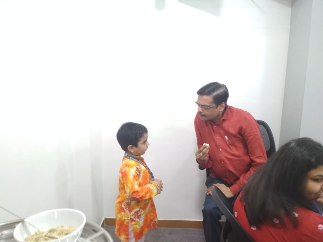 BodakdevSchool's tweet photo. Little darlings of Nursery sharing Indian sweets made by them  and serving the heads of the school. Toddlers of Nursery learning Indian values of sharing and respecting elders in Janmashtami celebrations at school. #Janmashtami #bodakdevschool #schoolsofahmedabad https://t.co/WNsbkNWYlv