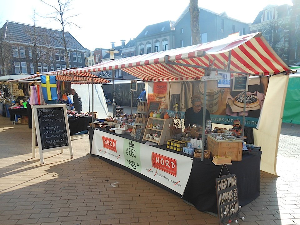 butiknord's tweet photo. Bij ons geen #hitteplan of #weercode, maar vandaag gewoon weer met Scandinavische drop en Yvonne's prijswinnende fudge op de warenmarkt op de Vismarkt in Groningen. Wij staan op de stoep bij het Kruidvat. #vandaag #goedemorgen #groningen #yvonnesfudge #zomer #winter #warm #koud https://t.co/nnojsgnNOF