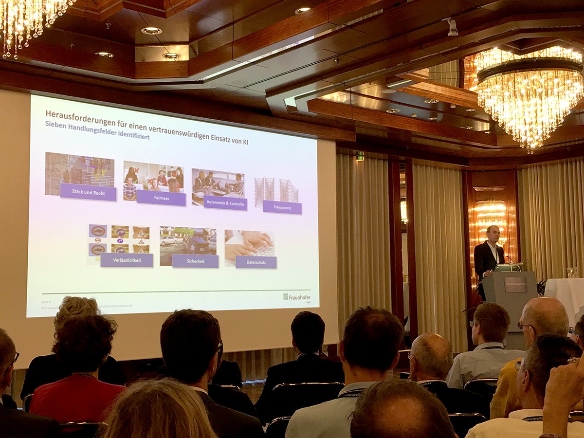 "Wie entwickelt man vertrauenswürdige KI Anwendungen?"

Zentrale Frage der Veranstaltung „Digitale Chancen von KI - Anwendungen mitgestalten“. Diskutiert wurden Aspekte aus den Bereichen Ethik, Recht, Politik und Sicherheit. Ziel: Zertifizierung für KI Anwendungen vorzubereiten.