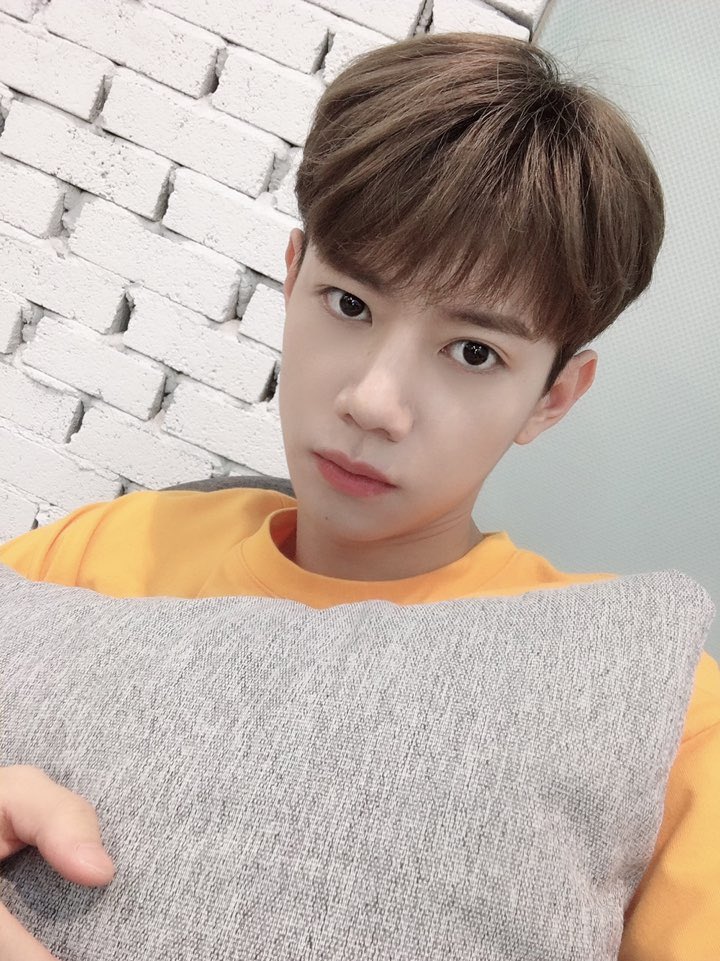 officialD1CE's tweet photo. [#조용근] 보고 또 보고 또 봐도 보고싶어어어어❤️😘 밥 잘 챙겨 먹고 냉방병 조심!!

#디원스 #D1CE https://t.co/dEa6RfWBxQ