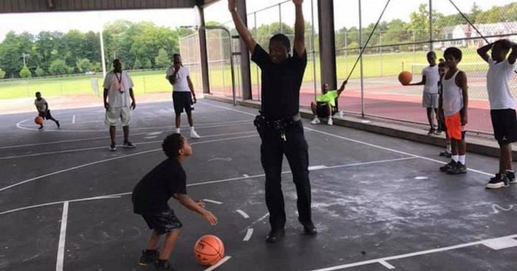RT @CBSNews: 7-year-old defeats Syracuse officer in basketball challenge https://t.co/xv8CwD5bFL https://t.co/Z9rMH4br81