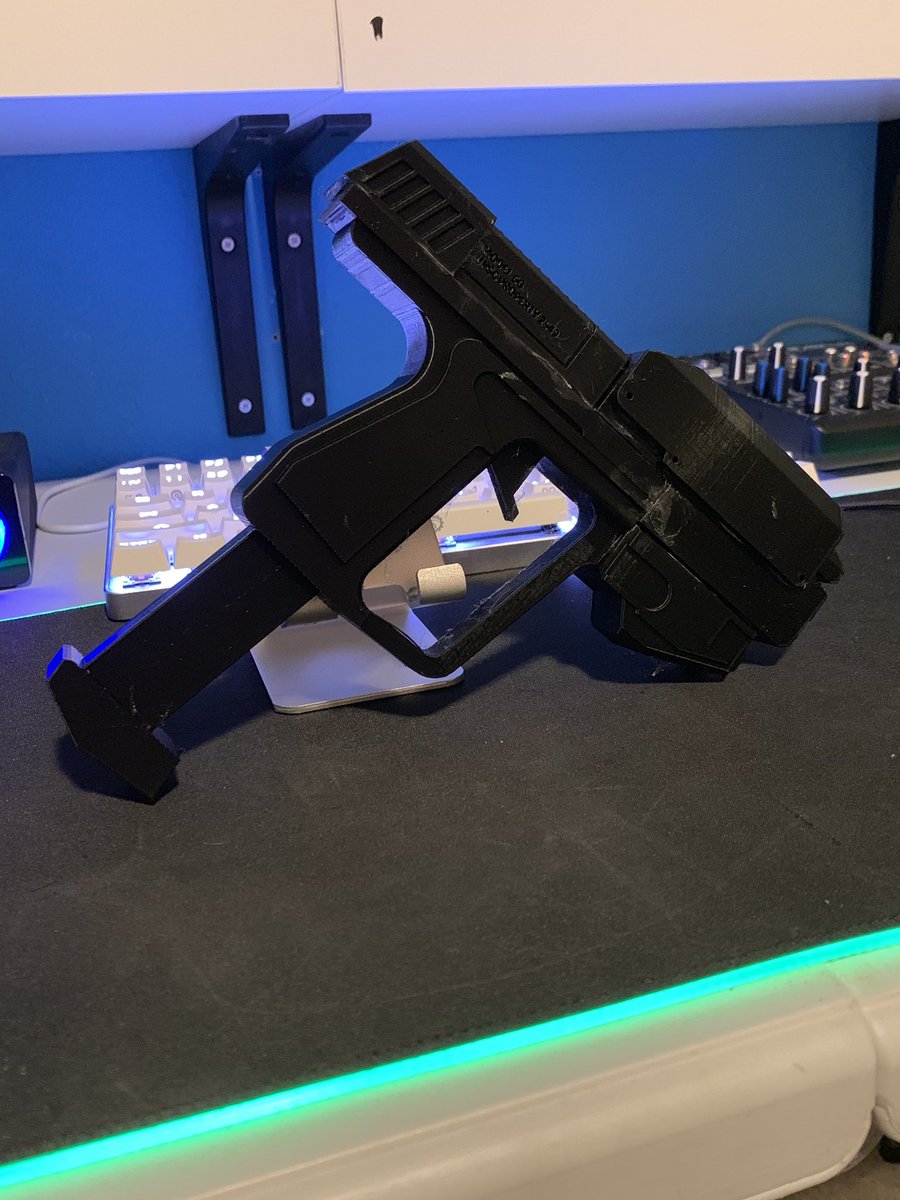 CaptainKamen's tweet photo. Been working through a lot of bad juju. Lost my best friend, so I thought I’d work it out through art. Finally getting back into cosplaying. I modeled and printed this Halo M6C pistol #Halo #halocosplay #halogame https://t.co/lg4I970pNk