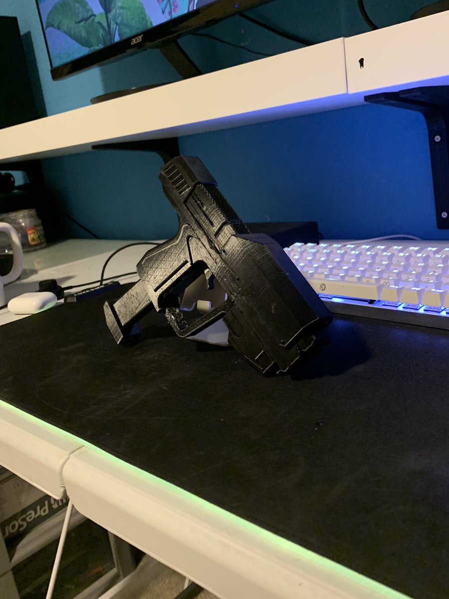 CaptainKamen's tweet photo. Been working through a lot of bad juju. Lost my best friend, so I thought I’d work it out through art. Finally getting back into cosplaying. I modeled and printed this Halo M6C pistol #Halo #halocosplay #halogame https://t.co/lg4I970pNk