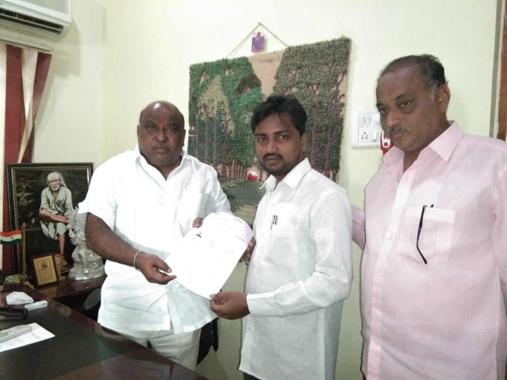 joguoffice's tweet photo. Distributed #ChiefMinister Relief Fund Cheques to the Beneficiaries at Sri Jogu @JoguRamannaTRS Adilabad Residence, Shanthinagar, Adilabad.
#CMRF #TRSpartyadilabad https://t.co/UkuTbItT1r
