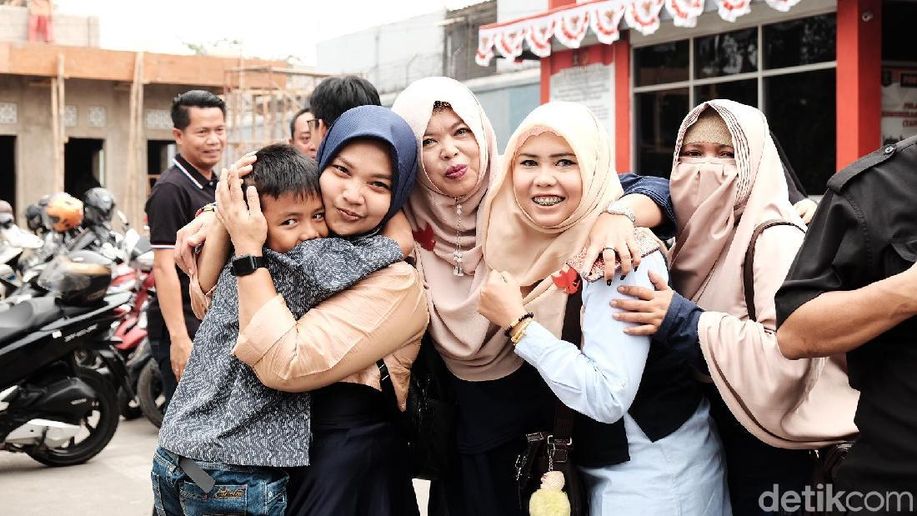 Bebas Penjara, Emak-emak Pepes: Lebih Hati-hati Pakai Medsos detik.id/6WkHNy