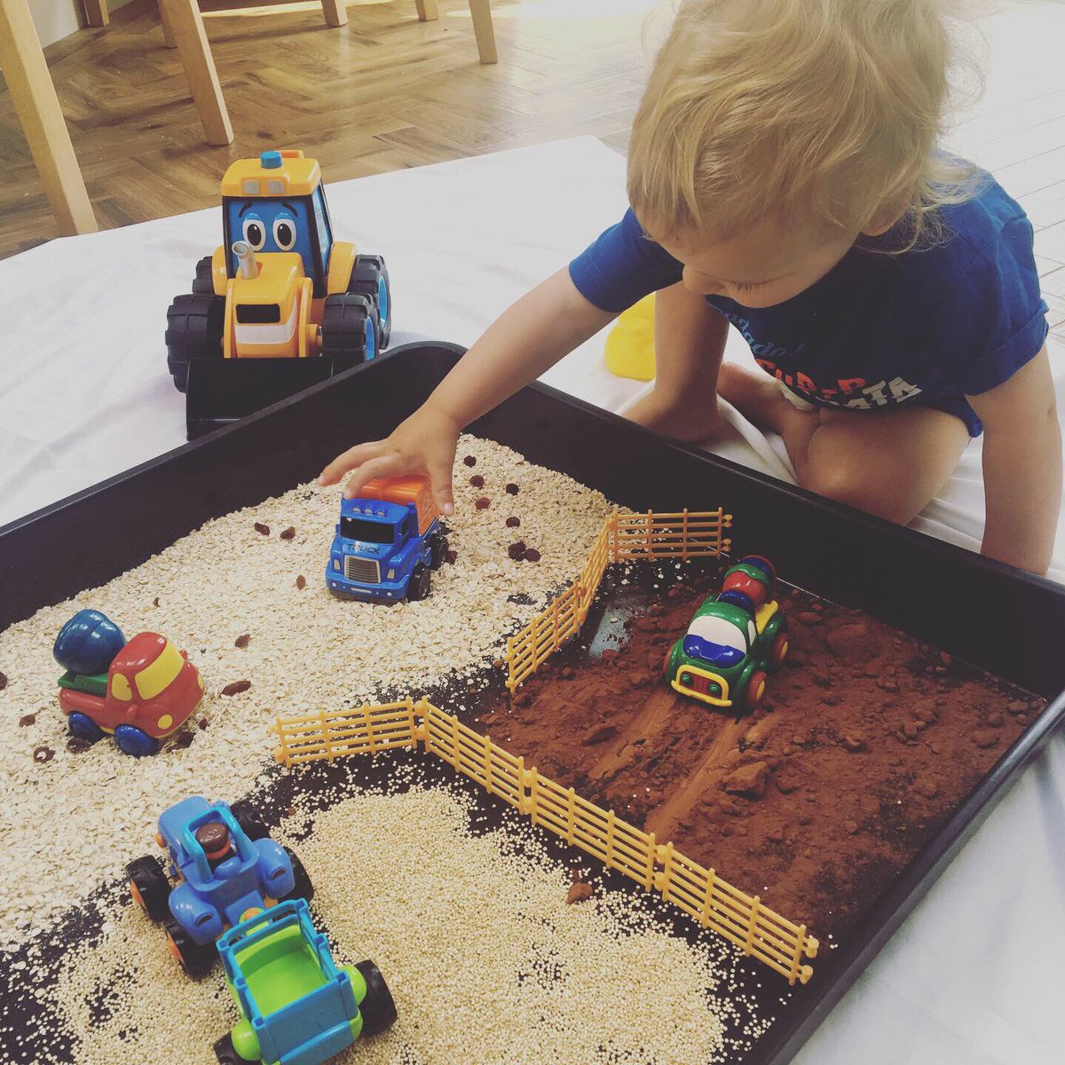 LittleHandsLea1's tweet photo. #keepingtoddlersbusy #keepingchildrenbusy #diggers #learningthroughplay #smallworld #smallworldplay #imagination #childminder #eyfs                                  Click here for more details https://t.co/dEIPHXkgfI https://t.co/lhTxORAjjp
