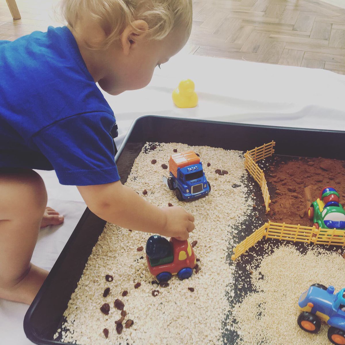 LittleHandsLea1's tweet photo. #keepingtoddlersbusy #keepingchildrenbusy #diggers #learningthroughplay #smallworld #smallworldplay #imagination #childminder #eyfs                                  Click here for more details https://t.co/dEIPHXkgfI https://t.co/lhTxORAjjp
