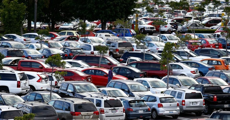 PublimetroMX's tweet photo. Aprendamos a estacionar sin pegar y reducir el riesgo de que nos peguen.
--->https://t.co/14mvAGv4XV
#Estacionar #Seguridad #Cortesía #TipsAutosRPM 
@AutosRPMoficial https://t.co/wycLRZ193p