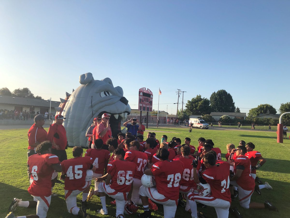 CeresUSD's tweet photo. 1/ Pics from tonight's #CrosstownShowdown courtesy of students in @SalinasGovEcon classes at @CHSBulldogPride! πΈπ Congratulations to all four teams on games well played! π #GoCVHawks #CHSBulldogPride https://t.co/hEKeIrCoDX