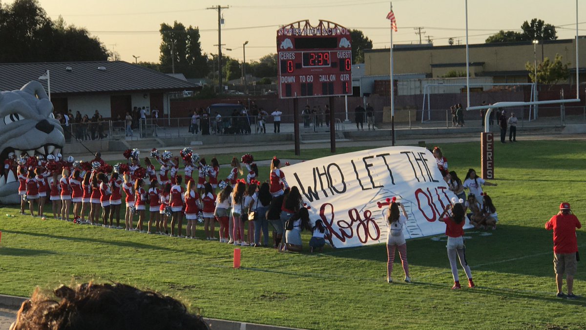 CeresUSD's tweet photo. 1/ Pics from tonight's #CrosstownShowdown courtesy of students in @SalinasGovEcon classes at @CHSBulldogPride! πΈπ Congratulations to all four teams on games well played! π #GoCVHawks #CHSBulldogPride https://t.co/hEKeIrCoDX