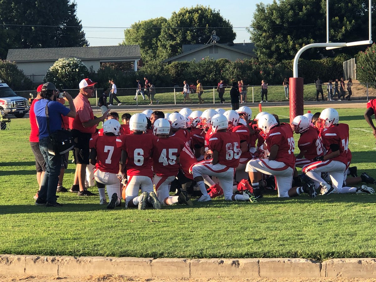 CeresUSD's tweet photo. 1/ Pics from tonight's #CrosstownShowdown courtesy of students in @SalinasGovEcon classes at @CHSBulldogPride! πΈπ Congratulations to all four teams on games well played! π #GoCVHawks #CHSBulldogPride https://t.co/hEKeIrCoDX