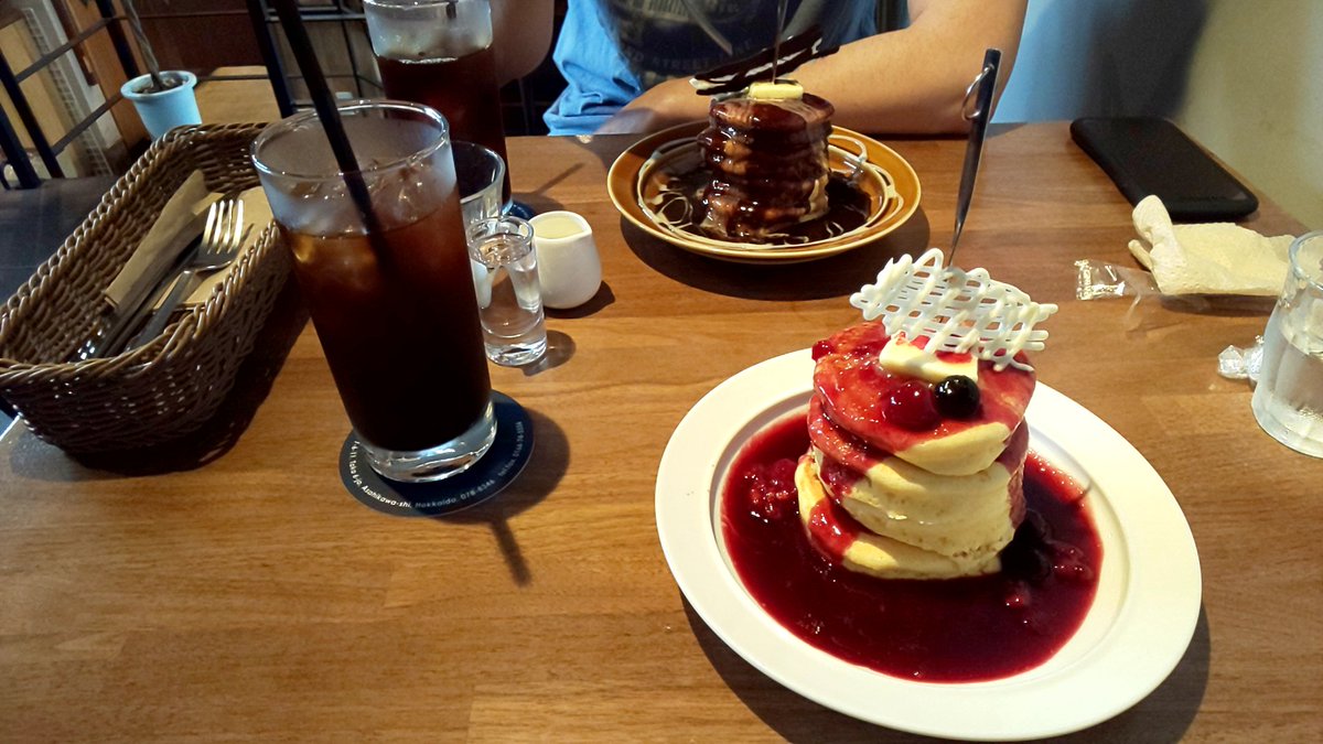 ainokiseki27's tweet photo. おいすぃ~🥞
#ベリーベリーパンケーキ
#Wチョコパンケーキ
#oldcafe https://t.co/Ka5mafOKD8